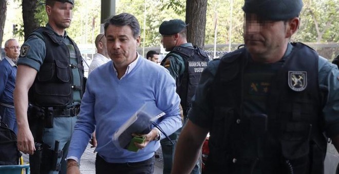 Ignacio González, a su llegada a su despacho para el registro de la Guardia Civil. EFE/Ballesteros