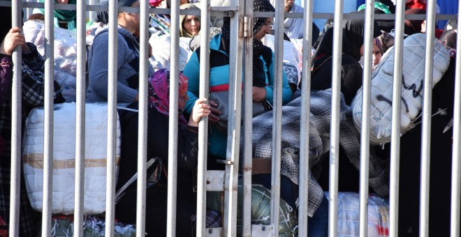 Imagen de archivo de porteadoras esperando a cruzar la valla en la frontera sur / REUTERS
