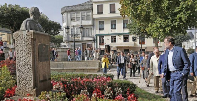 Imagen de archivo del presidente del Gobierno, Mariano Rajoy, observa el busto del fundador del PP y expresidente de la Xunta, Manuel Fraga, durante la visita a Vilalba (Lugo) / Lavandeira jr. / EFE