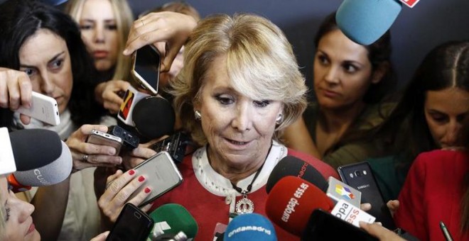 Aguirre ha roto a llorar ante los periodistas al hablar de González. EFE
