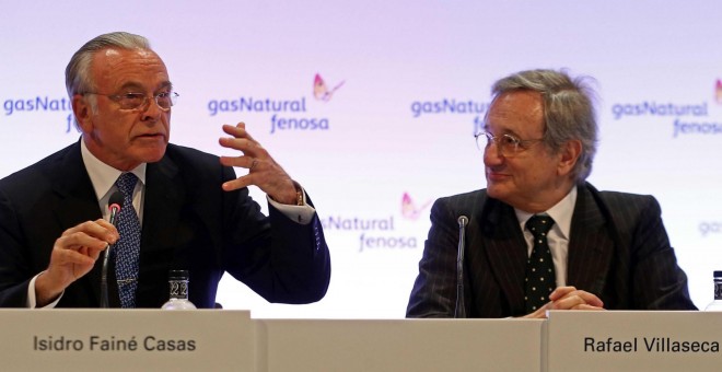 El presidente Gas Natural Fenosa, Isidro Fainé, y el consejero delegado, Rafael Villaseca, durante la rueda de prensa previa a la junta de accionistas de la compañía. EFE/Toni Albir