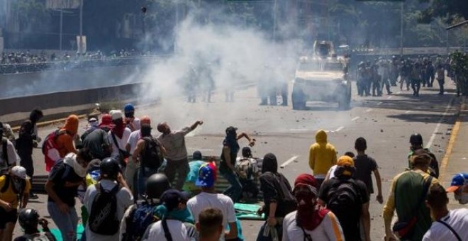 Imagen de los altercados en la manifestación de Caracas. EFE
