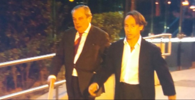 El empresario de la 'jet set' Adrián de la Joya, junto a su abogado a la salida de la Audiencia. PÚBLICO