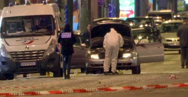 Los investigadores inspeccionan el coche del atacante de los Campos Elíseos, abatido a tiros por la Policía tras asesinar a dos agentes. REUTERS/Reuters Tv