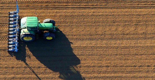 Un tractor en un campo de cultivo francés. AFP