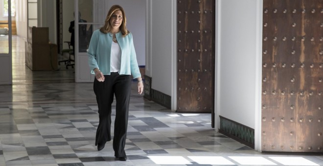 La presidenta andaluza, Susana Díaz, camina por los pasillos del Palacio de San Telmo, sede de la Junta en Sevilla. EFE/Julio Muñoz