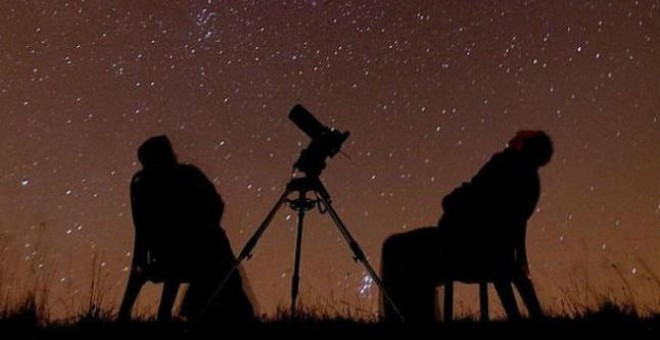 Fotografía de archivo de una lluvia de estrellas.