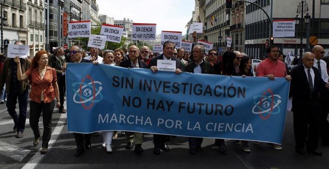 Científicos españoles se suman frente al Ministerio de Educación, en Madrid, a la marcha mundial por la ciencia. EFE/Víctor Lerena