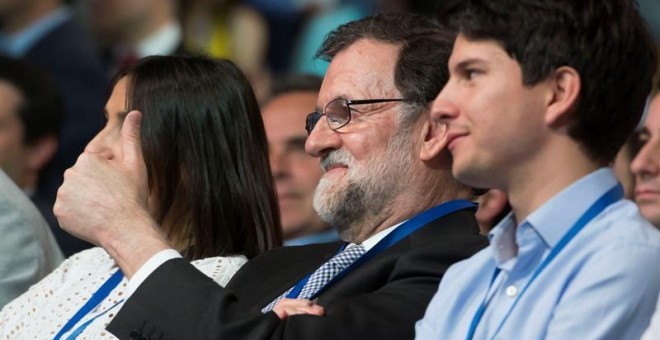 Diego Gago junto a Mriano Rajoy en el Congreso de las NNGG del PP en Sevilla. - EFE