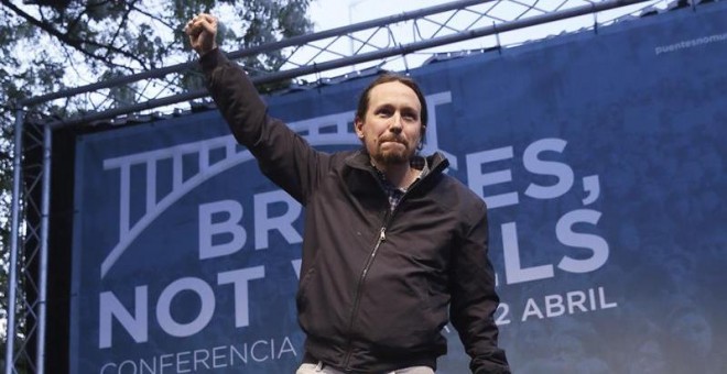 El secretario general de Podemos, Pablo Iglesias, durante el mitín celebrado esta tarde en el Parque Casino de la Reina, en Madrid, tras la conferencia 'Puentes, no muros' contra las políticas excluyentes de la UE. EFE / Fernando Alvarado.