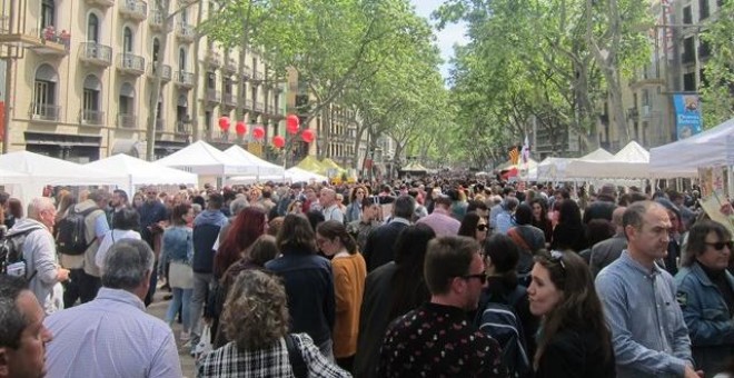 Milers i milers de persones han passejat per les Rambles de Barcelona. EUROPA PRESS