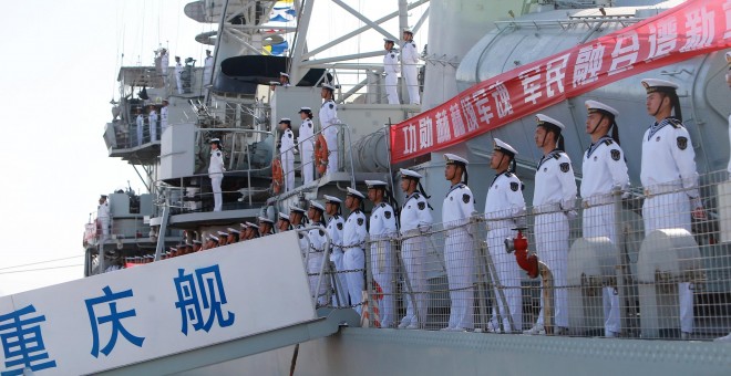 Soldados de la Armada china forman en la cubierta de su destructor durante el Día Nacional de la Armada, en Binhai (Tianjin), este domingo 23 de abril. REUTERS