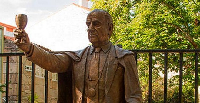 La estatua de Fraga en Cambados. PÚBLICO