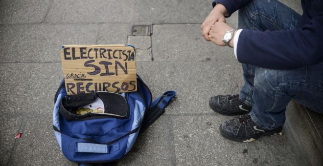 Un hombre en situación de pobreza pide en la calle.- EFE