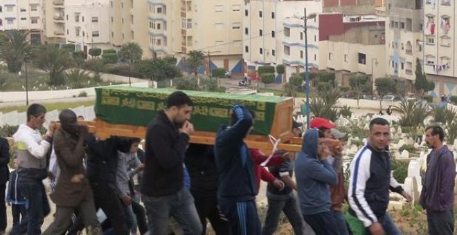 Decenas de personas enterraron hoy en la localidad norteña de Fnideq (Castillejos) a la mujer porteadora que murió tras ser aplastada en una avalancha en el nuevo paso fronterizo de la ciudad española de Ceuta.- EFE/Fatima Zohra Bouaziz
