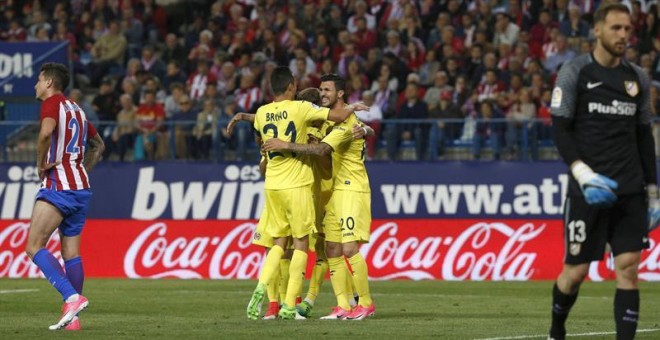 El centrocampista italiano del Villarreal Roberto Soriano (2-d) es felicitado por sus compañeros tras marcar ante el Atlético de Madrid. /EFE