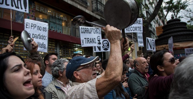 Un manifestante protesta frente a la sede del PP.- JAIRO VARGAS