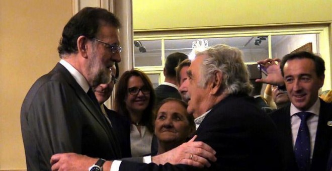 El presidente del Gobierno, Mariano Rajoy, saluda al expresidente uruguayo Pepe Mujica durante una recepción en la embajada de España en Montevideo. | EFE
