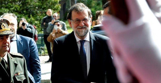 El presidente del Gobierno español, Mariano Rajoy (c) asiste a una reunión con el presidente de Uruguay Tabaré Vázquez en la sede de la Presidencia de la República en Montevideo (Uruguay). EFE/Raúl Martínez