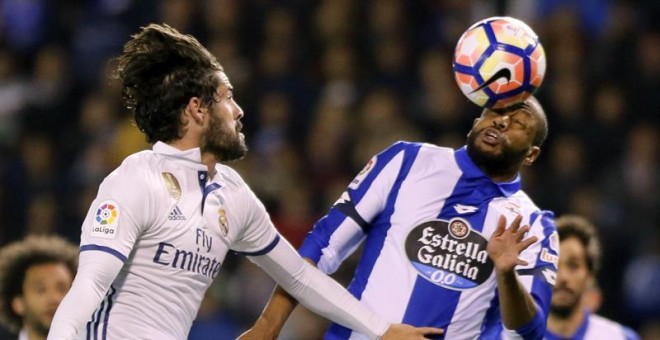 El defensa brasileño del Deportivo, Sidnei Rechel da Silva (d), cabecea un balón ante el centrocampista del Real Madrid, Francisco Román Alarcón 'Isco', durante el encuentro correspondiente a la jornada 34 de primera división, que disputan esta noche en