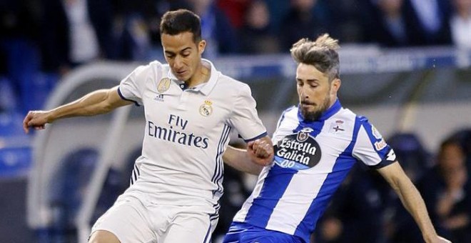 El defensa portugués del Deportivo Luís Carlos Correia 'Luisinho' (d) y el centrocampisto del Real Madrid Lucas Vázquez, durante el partido de la trigésimo cuarta jornada de liga en Primera División que se disputa esta noche en el estadio de Riazor, en A