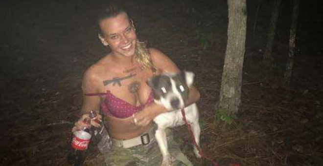 Marinna Rollins con su perro Cam antes de matarlo / FACEBOOK