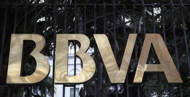 El logo de BBVA en su sede en el madrileño Paseo de Recoleto. E.P.