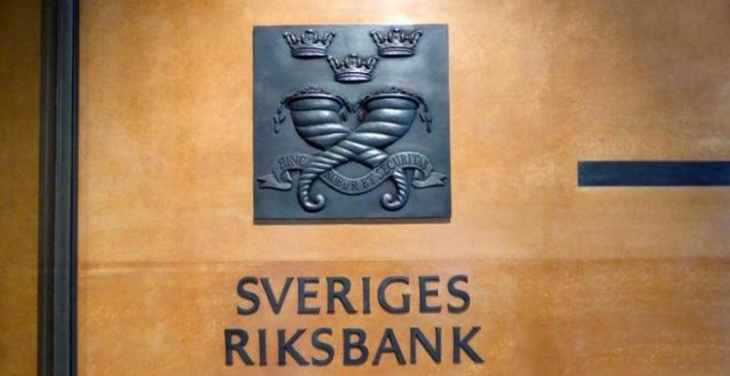 El logo del Banco de Suecia (Riksbank) en la entrada de su sede en Estocolmo. REUTERS
