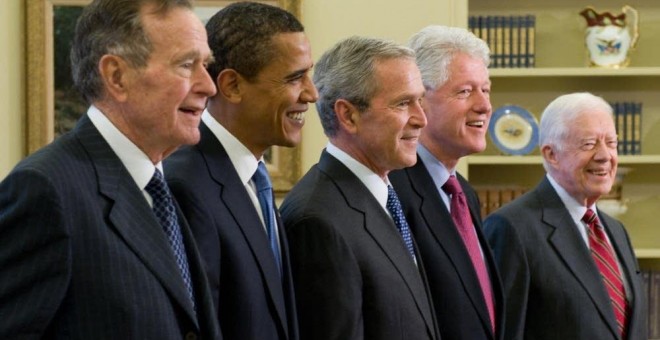 Los expresidentes de Estados Unidos George H. W. Bush, Bill Clinton, George Bush Junior y Barack Obama reunidos en el despacho Oval de la Casa Blanca en Washington.