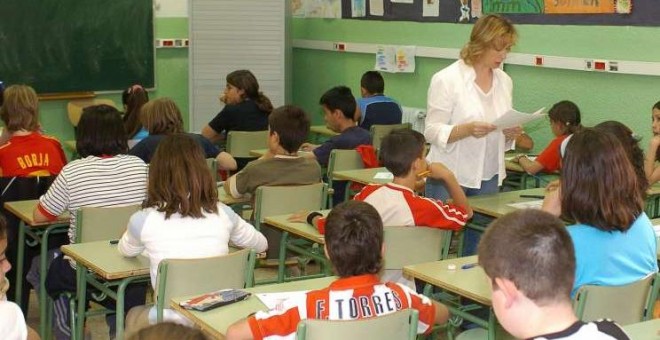 Imagen de archivo de una profesora dando clase a sus alumnos. EFE/Víctor Lerena