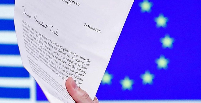 El presidente del Consejo de la UE, Donald Tusk, porta la carta Brexit del primer ministro británico Theresa May, presentada por el representante permanente de Gran Bretaña ante la Unión Europea, Tim Barrow, que da aviso de la intención del Reino Unido de