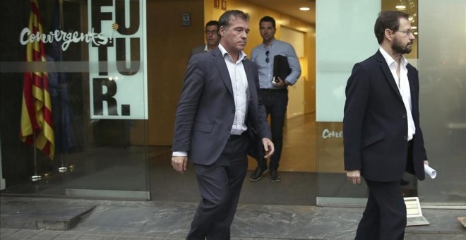 José Grinda (derecha) y Fernando Bermejo (izquierda) salen de la sede de CDC, tras un registro, en el 2015. TONI ALBIR / EFE