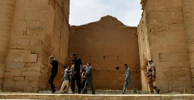 Los terroristas destruyen parte de los monumentos de Hatra, pero no las fortificaciones. EFE/EPA/OMAR ALHAYALI