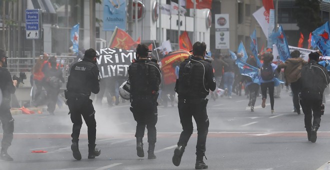 Enfrentamientos entre manifestantes y la policía turca durante el Día Internacional del Trabajador. REUTERS/Umit Bektas