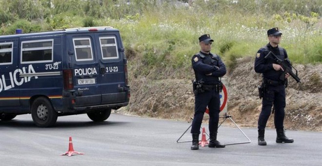 Dos policías durante una operación antiyihadista en Teulada (Comunitat Valenciana). /EFE
