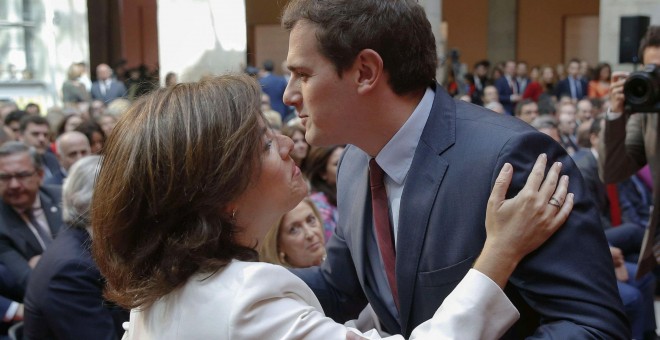 La vicepresidenta del Gobierno, Soraya Sáenz de Santamaría, saluda al presidente del Ciudadanos, Albert Rivera, durante el acto de entrega de las Medallas de la Comunidad de Madrid y las Condecoraciones de la Orden del Dos de Mayo. EFE/Paco Campos