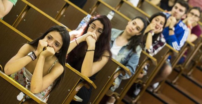 Estudiantes en la Universidad de Barcelona esperan para examinarse de Selectividad. EFE
