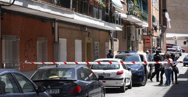 La Policía acordona el número 12 de la calle Dos de Mayo de la localidad madrilleña de Alcobendas donde una mujer de 44 años y su hijo de 12 han sido asesinados. /EFE