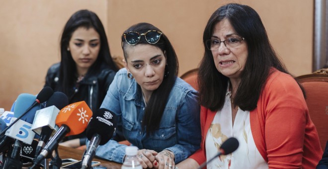 Jimena Rico, la joven retenida en Estambul, junto a su madre y su pareja, Shaza Ismail. EFE/Carlos Díaz