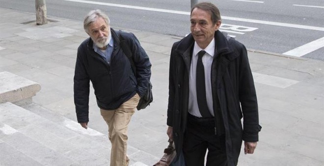 El exconsejero delegado de Adigsa Josep Antoni Fontdevila, junto a su abogado, a su llegada a la Audiencia de Barcelona donde se celebra el juicio por el presunto pago de comisiones en la empresa de vivienda de la Generalitat. EFE/Marta Pérez