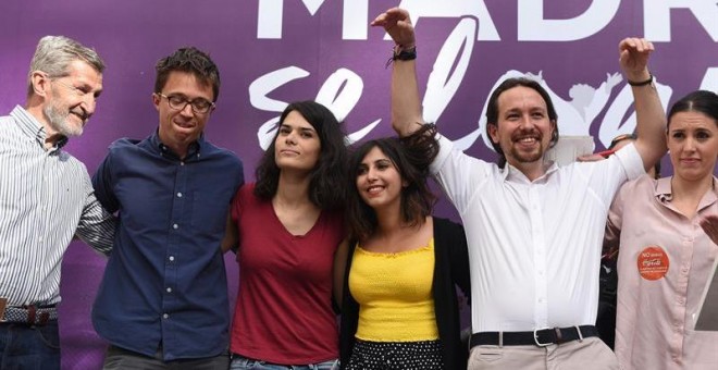 Los dirigentes de Podemos Julio Rodríguez, Íñigo Errejón, Isabel Serra, Pablo Iglesias e Irene Montero, entre otros, durante el acto 'Madrid se levanta'. EFE/Fernando Villar