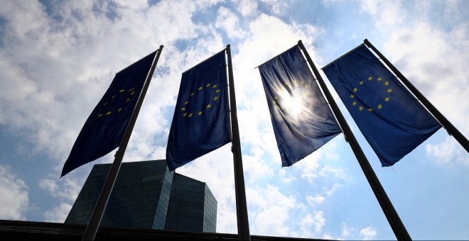Banderas de la Unión Europea delante de la sede del BCE en Fráncfort. REUTERS/Kai Pfaffenbach
