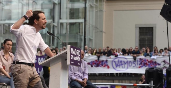 El secretario general de Podemos Pablo Iglesias, durante su intervención en el acto 'Madrid se levanta', con motivo de la celebración del 2 de mayo, en la plaza del Museo Reina Sofía, en Madrid. EFE/FERNANDO VILLAR