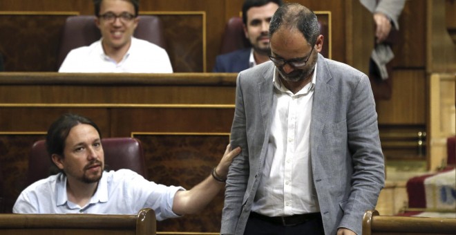 El líder de Podemos, Pablo Iglesias (i), y el diputado de su grupo Alberto Montero (d), durante el debate en el pleno del Congreso, de las enmiendas a la totalidad del proyecto de Presupuestos Generales del Estado para 2017. EFE/Kiko Huesca