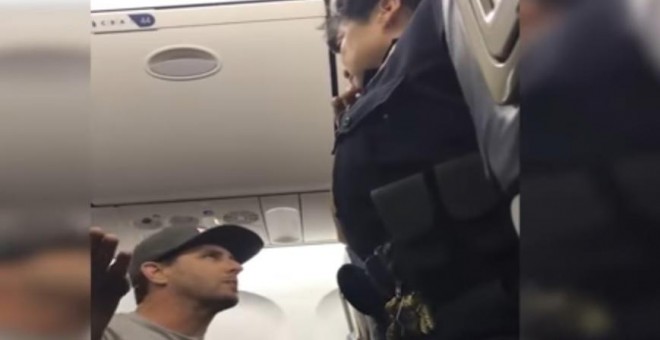 Imagen del vídeo que muestra la discusión entre el pasajero y una agente aeroportuaria.