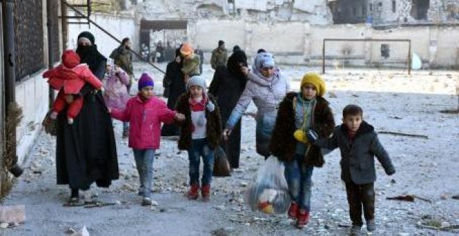 Familias sirias huyen del país por el conflicto armado. REUTERS