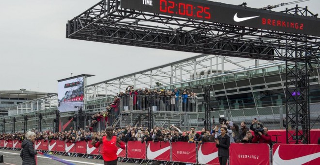 El atleta keniata a su llegada a la meta en la localidad italiana de Monza tras correl el maraton más rápido de la historia en 2:00.24. EFE