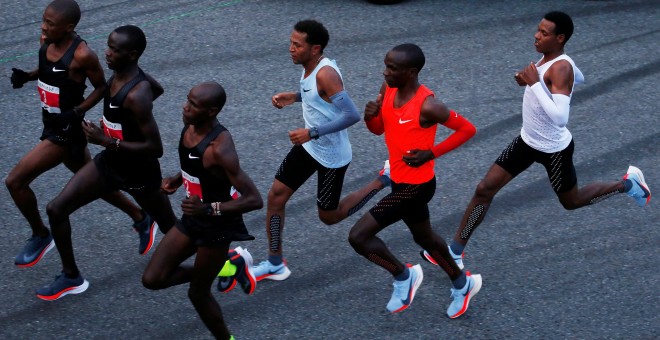 Eliud Kipchoge, con su equipo de 'liebres' (enter otros, Lelisa Desisa, Kenyan y Zersenay Tadese), durante la carrera para intentar bajar el maraton de las dos horas. REUTERS/Alessandro Garofalo