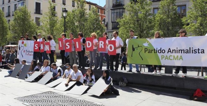 Voluntarios del partido animalista Pacma en la celebración de un acto antitaurino en la madrileña plaza de Isabel II. EFE/Víctor Lerena