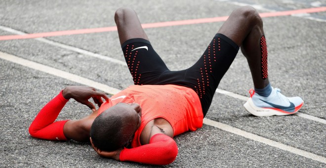 Eliud Kipchoge, tumbado en el suelo tras cruzar la meta del Circuito de Monza (Italia) sin haber logrado bajar el maraton de las dos horas. REUTERS/Alessandro Garofalo